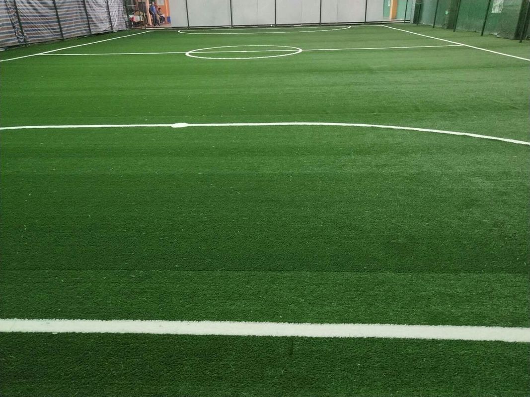 Futbol Sahası İçin Yumuşak Yeşil Futbol Sentetik Çim 50mm Yükseklik Suni Çim